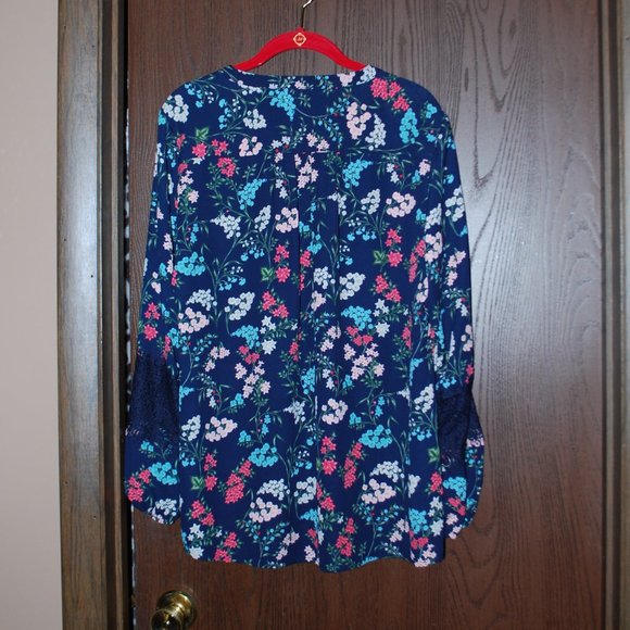 3/$30 - Floral V-neck Button-up Blouse - L - Picture 7 of 12